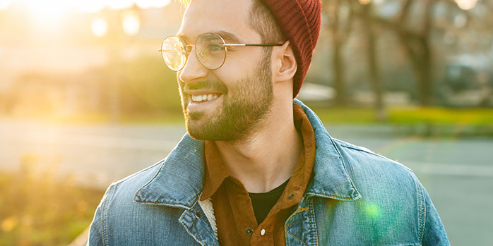 Mann mit Brille und roter Mütze beim Spazierengehen