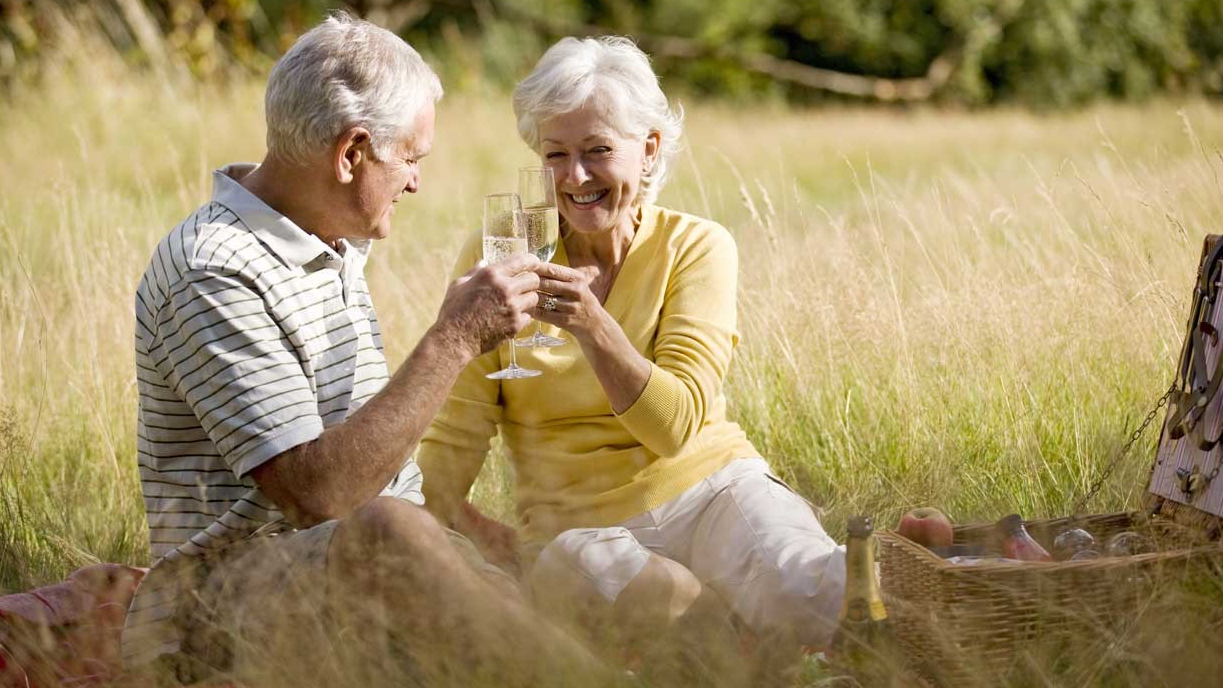 Ruhestand genießen Älteres Pärchen beim Picknicken