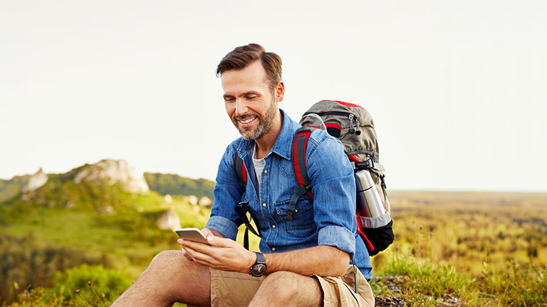 Mann bei einer Wanderung