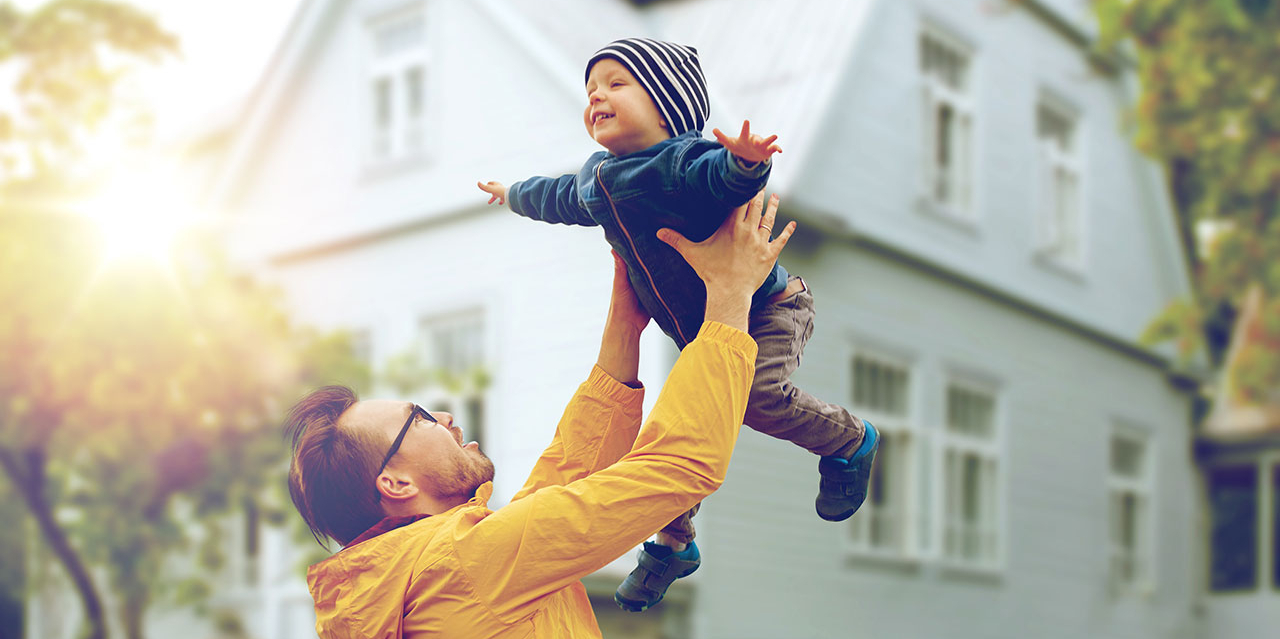 Vater und Sohn spielen gemeinsam draußen