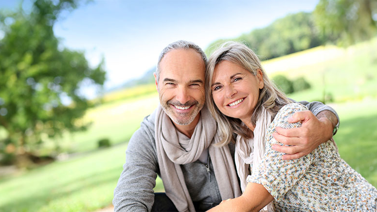 Sitzendes älteres Pärchen auf einer Wiese