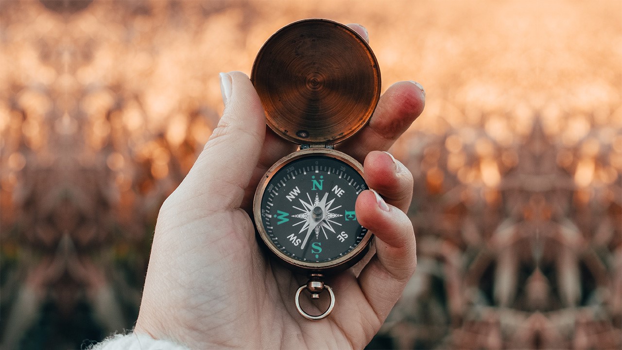 Frau hält Kompass in der Hand