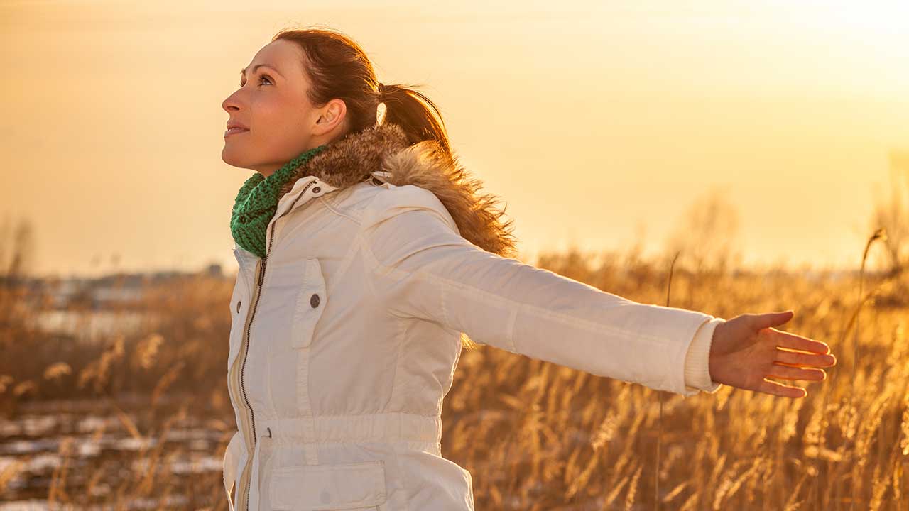 finvesto Limit-Order Frau bewegt sich im Sonnenuntergang