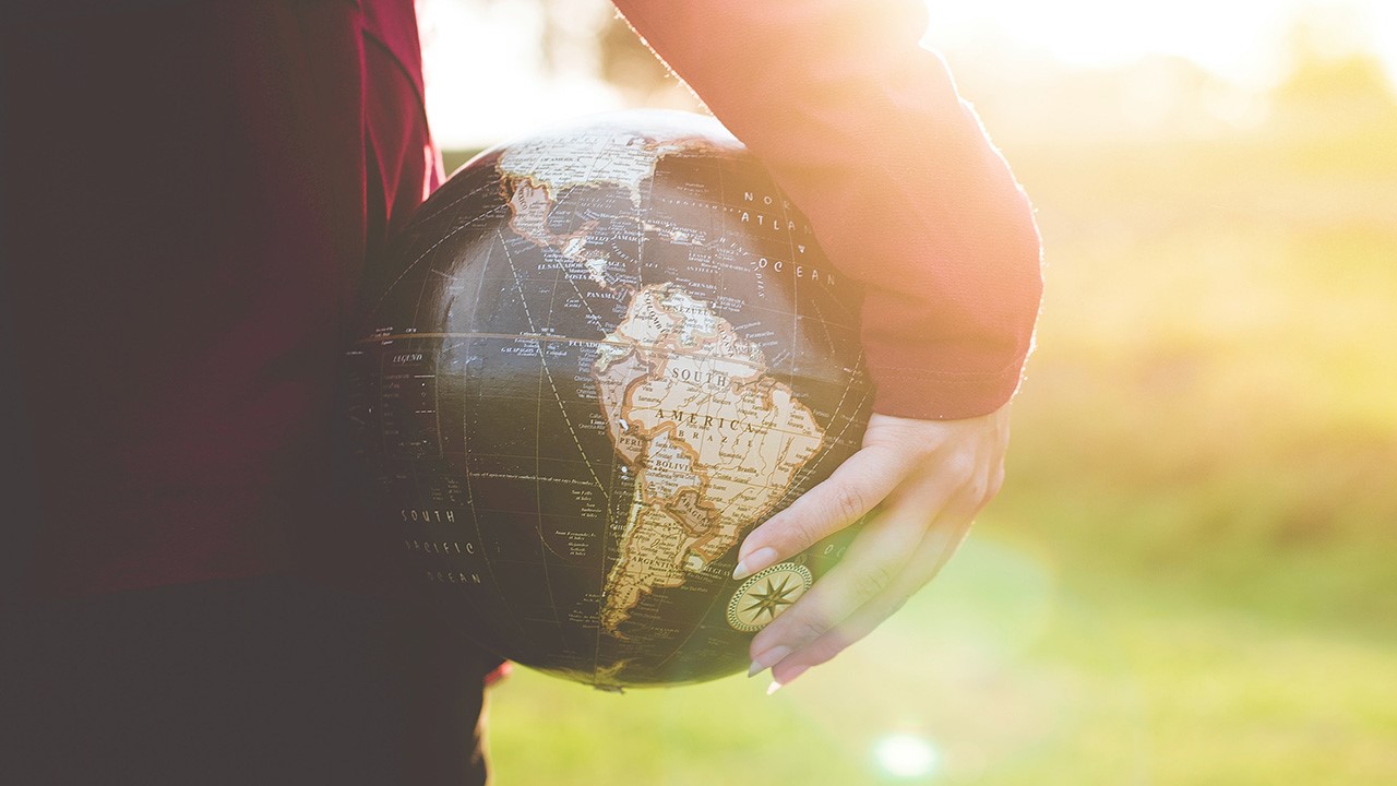 Frau hält Globus in der Hand