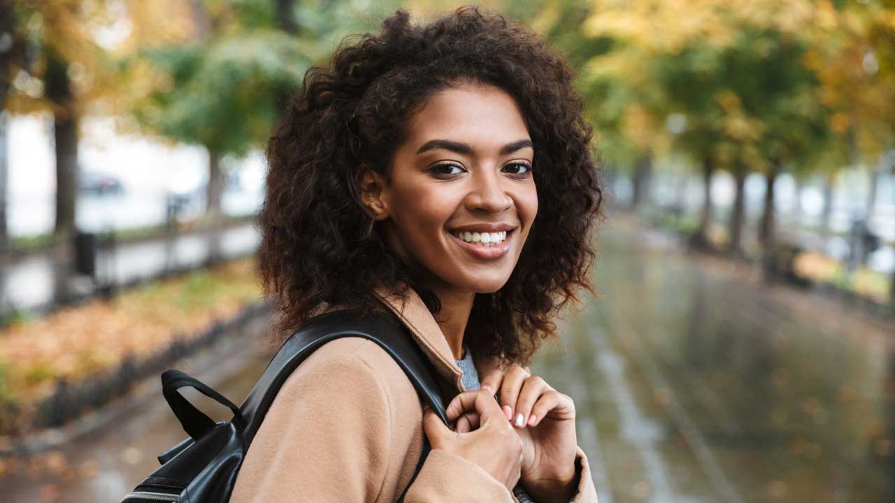 Lächelnde Frau mit Rucksack