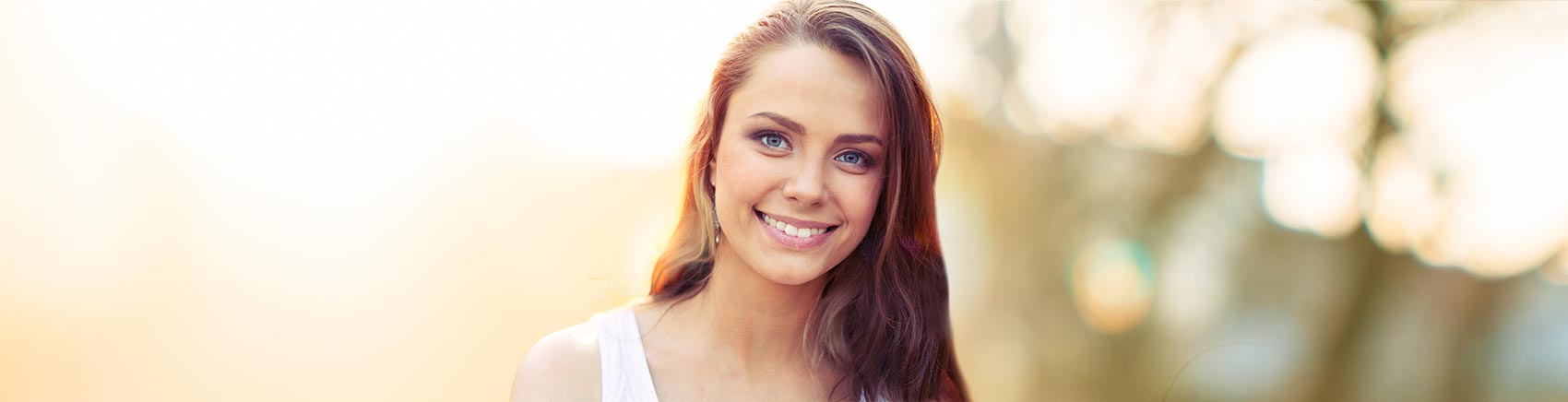 Lächelnde junge Frau in der Natur