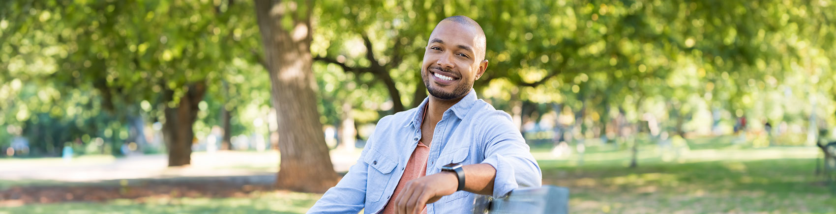 Lächelnder Mann auf Parkbank