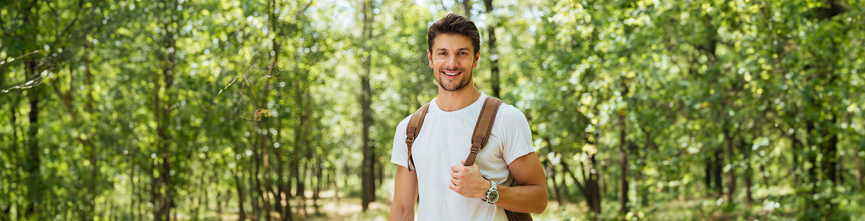Lächelnder junger Mann in der Natur