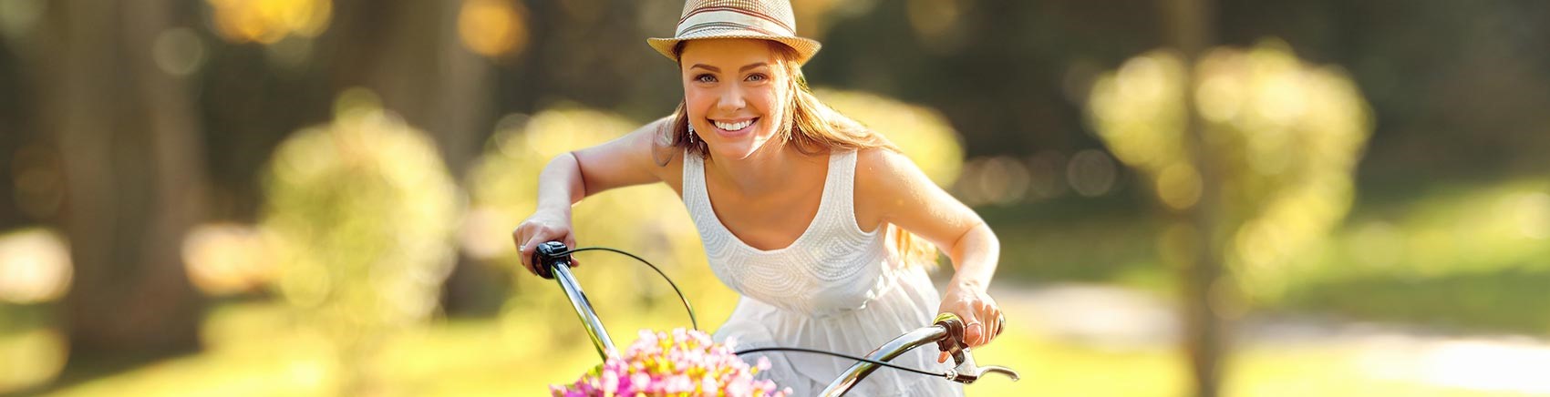 Lächelnde Frau auf Fahrrad